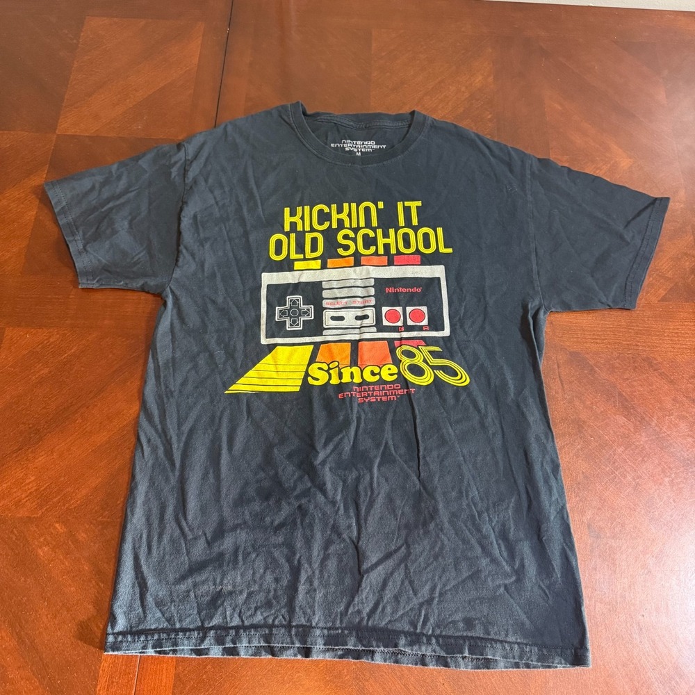 VTG Nintendo NES Controller Kickin It Old‎ School Graphic T-Shirt Men's M